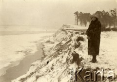 Lata 20., Polska.
Kobieta w czasie zimowego spaceru.
Fot. z albumu porucznika Jana Obłoczyńskiego z Batalionu Chemicznego WP, zbiory Ośrodka KARTA, przekazała Jolanta Woszczynin