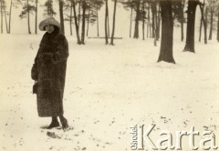 Lata 20., Polska.
Kobieta w czasie zimowego spaceru.
Fot. z albumu porucznika Jana Obłoczyńskiego z Batalionu Chemicznego WP, zbiory Ośrodka KARTA, przekazała Jolanta Woszczynin