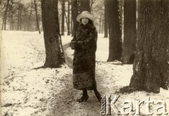 Lata 20., Polska.
Kobieta w czasie zimowego spaceru.
Fot. z albumu porucznika Jana Obłoczyńskiego z Batalionu Chemicznego WP, zbiory Ośrodka KARTA, przekazała Jolanta Woszczynin
