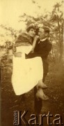 Lata 20., Polska.
Para.
Fot. z albumu porucznika Jana Obłoczyńskiego z Batalionu Chemicznego WP, zbiory Ośrodka KARTA, przekazała Jolanta Woszczynin