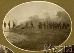 Lata 20., Warszawa, Polska.
Ćwiczenia Batalionu Chemicznego.
Fot. z albumu porucznika Jana Obłoczyńskiego z Batalionu Chemicznego WP, zbiory Ośrodka KARTA, przekazała Jolanta Woszczynin