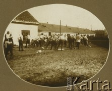 Lata 20., Warszawa, Polska.
Ćwiczenia Batalionu Chemicznego.
Fot. z albumu porucznika Jana Obłoczyńskiego z Batalionu Chemicznego WP, zbiory Ośrodka KARTA, przekazała Jolanta Woszczynin