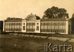 Lata 20., Warszawa, Polska.
Łazienki Królewskie - Nowa Pomarańczarnia
Fot. z albumu porucznika Jana Obłoczyńskiego z Batalionu Chemicznego WP, zbiory Ośrodka KARTA, przekazała Jolanta Woszczynin