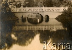 Lata 20., Warszawa, Polska.
Łazienki Królewskie - most.
Fot. z albumu porucznika Jana Obłoczyńskiego z Batalionu Chemicznego WP, zbiory Ośrodka KARTA, przekazała Jolanta Woszczynin