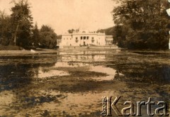 Lata 20., Warszawa, Polska.
Łazienki Królewskie - Pałac na Wodzie.
Fot. z albumu porucznika Jana Obłoczyńskiego z Batalionu Chemicznego WP, zbiory Ośrodka KARTA, przekazała Jolanta Woszczynin