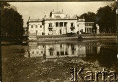Lata 20., Warszawa, Polska.
Łazienki Królewskie - Pałac na Wodzie.
Fot. z albumu porucznika Jana Obłoczyńskiego z Batalionu Chemicznego WP, zbiory Ośrodka KARTA, przekazała Jolanta Woszczynin