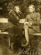 Lata 20., Polska.
Porucznik Jan Obłoczyński z w towarzystwie kobiety.
Fot. z albumu porucznika Jana Obłoczyńskiego z Batalionu Chemicznego WP, zbiory Ośrodka KARTA, przekazała Jolanta Woszczynin
