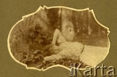 Lata 20., Polska.
Portret kobiety.
Fot. z albumu porucznika Jana Obłoczyńskiego z Batalionu Chemicznego WP, zbiory Ośrodka KARTA, przekazała Jolanta Woszczynin