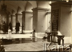 Lata 20., Warszawa, Polska.
Grób Nieznanego Żołnierza. 
Fot. z albumu porucznika Jana Obłoczyńskiego z Batalionu Chemicznego WP, zbiory Ośrodka KARTA, przekazała Jolanta Woszczynin