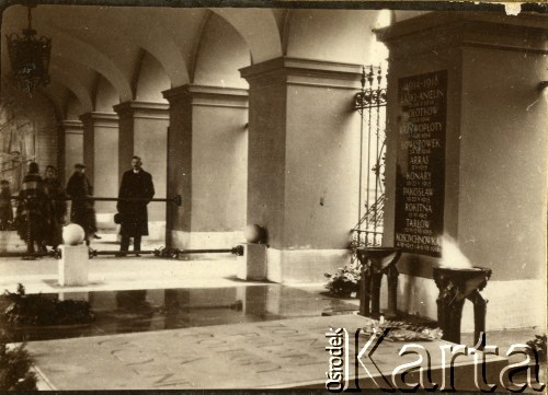 Lata 20., Warszawa, Polska.
Grób Nieznanego Żołnierza. 
Fot. z albumu porucznika Jana Obłoczyńskiego z Batalionu Chemicznego WP, zbiory Ośrodka KARTA, przekazała Jolanta Woszczynin