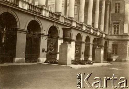 Lata 20., Warszawa, Polska.
Grób Nieznanego Żołnierza. 
Fot. z albumu porucznika Jana Obłoczyńskiego z Batalionu Chemicznego WP, zbiory Ośrodka KARTA, przekazała Jolanta Woszczynin