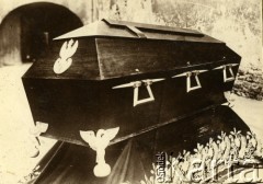 2.11.1925, Warszawa, Polska.
Trumna ze szczątkami Nieznanego Żołnierza przed uroczystym pogrzebem.
Fot. z albumu porucznika Jana Obłoczyńskiego z Batalionu Chemicznego WP, zbiory Ośrodka KARTA, przekazała Jolanta Woszczynin