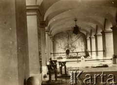 Lata 20., Warszawa, Polska.
Grób Nieznanego Żołnierza. 
Fot. z albumu porucznika Jana Obłoczyńskiego z Batalionu Chemicznego WP, zbiory Ośrodka KARTA, przekazała Jolanta Woszczynin
