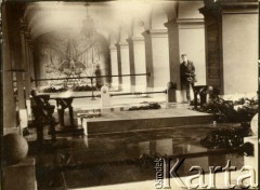 Lata 20., Warszawa, Polska.
Grób Nieznanego Żołnierza. 
Fot. z albumu porucznika Jana Obłoczyńskiego z Batalionu Chemicznego WP, zbiory Ośrodka KARTA, przekazała Jolanta Woszczynin