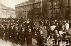 2.11.1925, Warszawa, Polska.
Pogrzeb Nieznanego Żołnierza. Kondukt na ulicach miasta.
Fot. z albumu porucznika Jana Obłoczyńskiego z Batalionu Chemicznego WP, zbiory Ośrodka KARTA, przekazała Jolanta Woszczynin