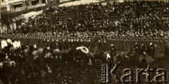 2.11.1925, Warszawa, Polska.
Pogrzeb Nieznanego Żołnierza. Kondukt na ulicach miasta.
Fot. z albumu porucznika Jana Obłoczyńskiego z Batalionu Chemicznego WP, zbiory Ośrodka KARTA, przekazała Jolanta Woszczynin