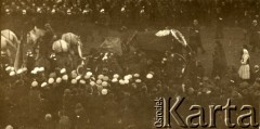 2.11.1925, Warszawa, Polska.
Pogrzeb Nieznanego Żołnierza. Kondukt na ulicach miasta.
Fot. z albumu porucznika Jana Obłoczyńskiego z Batalionu Chemicznego WP, zbiory Ośrodka KARTA, przekazała Jolanta Woszczynin
