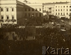 2.11.1925, Warszawa, Polska.
Pogrzeb Nieznanego Żołnierza. Uroczystości pod Pałacem Saskim, za kolumnami którego spoczęły szczątki.
Fot. z albumu porucznika Jana Obłoczyńskiego z Batalionu Chemicznego WP, zbiory Ośrodka KARTA, przekazała Jolanta Woszczynin