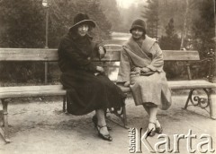 Lata 20., Polska.
Kobiety na parkowej ławce.
Fot. z albumu porucznika Jana Obłoczyńskiego z Batalionu Chemicznego WP, zbiory Ośrodka KARTA, przekazała Jolanta Woszczynin