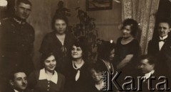 Lata 20., Polska.
Grupa osób, 1. z lewej stoi porucznik Jan Obłoczyński.
Fot. z albumu porucznika Jana Obłoczyńskiego z Batalionu Chemicznego WP, zbiory Ośrodka KARTA, przekazała Jolanta Woszczynin