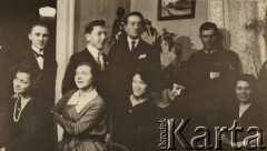 Lata 20., Polska.
Grupa osób, 1. z prawej stoi porucznik Jan Obłoczyński.
Fot. z albumu porucznika Jana Obłoczyńskiego z Batalionu Chemicznego WP, zbiory Ośrodka KARTA, przekazała Jolanta Woszczynin