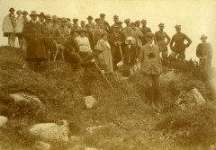 1923-1926, Polska
Prezydent RP Stanisław Wojciechowski (z przodu, z lornetką) w czasie wycieczki górskiej.
Fot. z albumu porucznika Jana Obłoczyńskiego z Batalionu Chemicznego WP, zbiory Ośrodka KARTA, przekazała Jolanta Wolszczynin.