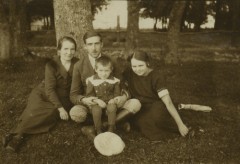 Lata 20., Polska.
Rodzina.
Fot. z albumu porucznika Jana Obłoczyńskiego z Batalionu Chemicznego WP, zbiory Ośrodka KARTA, przekazała Jolanta Wolszczynin.