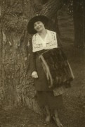 Lata 20., Polska.
Portret kobiety.
Fot. z albumu porucznika Jana Obłoczyńskiego z Batalionu Chemicznego WP, zbiory Ośrodka KARTA, przekazała Jolanta Wolszczynin.