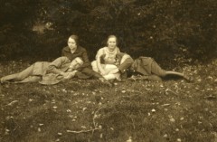 Lata 20., Polska.
Grupa osób, na kolanach kobiety z prawej leży porucznik Jan Obłoczyński.
Fot. z albumu porucznika Jana Obłoczyńskiego z Batalionu Chemicznego WP, zbiory Ośrodka KARTA, przekazała Jolanta Wolszczynin.