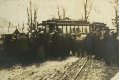 Lata 20., Warszawa, Polska.
Wypadek tramwajowy.
Fot. z albumu porucznika Jana Obłoczyńskiego z Batalionu Chemicznego WP, zbiory Ośrodka KARTA, przekazała Jolanta Wolszczynin.