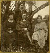 Lata 20., Polska.
Porucznik Jan Obłoczyński z nieznanymi kobietami.
Fot. z albumu porucznika Jana Obłoczyńskiego z Batalionu Chemicznego WP, zbiory Ośrodka KARTA, przekazała Jolanta Wolszczynin.