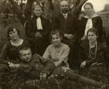 Lata 20., Polska.
Zdjęcie rodzinne.
Fot. z albumu porucznika Jana Obłoczyńskiego z Batalionu Chemicznego WP, zbiory Ośrodka KARTA, przekazała Jolanta Wolszczynin.