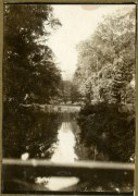 Lata 20., Warszawa, Polska.
Park.
Fot. z albumu porucznika Jana Obłoczyńskiego z Batalionu Chemicznego WP, zbiory Ośrodka KARTA, przekazała Jolanta Wolszczynin.