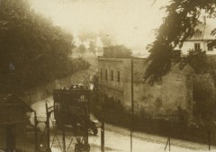 Lata 20., Warszawa, Polska.
Dwupoziomowy autobus linii 2 prawodopodobnie na ulicy Gdańskiej, przy jednostce Batalionu Chemicznego.
Fot. z albumu porucznika Jana Obłoczyńskiego z Batalionu Chemicznego WP, zbiory Ośrodka KARTA, przekazała Jolanta Wolszczynin.