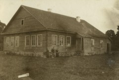 Lata 20., Polska.
Wiejska chałupa.
Fot. z albumu porucznika Jana Obłoczyńskiego z Batalionu Chemicznego WP, zbiory Ośrodka KARTA, przekazała Jolanta Wolszczynin.
