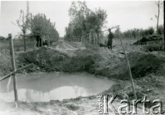 1944, Włochy.
Kampania włoska. Żołnierze na drodze uszkodzonej wybuchem bomby. 
Fot. NN, zbiory Ośrodka KARTA, udostępniła Magdalena Braun