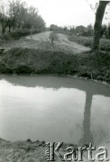 1944, Włochy.
Kampania włoska. Na pierwszym planie widoczny lej po wybuchu miny wypełniony wodą.
Fot. NN, zbiory Ośrodka KARTA, udostępniła Magdalena Braun