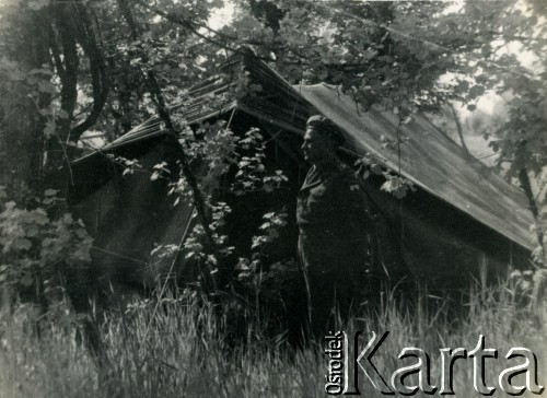 1944, wzgórze Monte Cassino, Włochy.
Portret żołnierza na tle namiotu. Prawdopodobnie na fotografii Tadeusz Szumański.
Fot. NN, zbiory Oúrodka KARTA, udostępniła Magdalena Braun