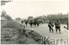 1944, Włochy.
Kampania włoska. Żołnierze 3 Dywizja Strzelców Karpackich. Na pierwszym planie sanitariusz ze zwinietą flagą czerwonego krzyża.
Fot. NN, zbiory Ośrodka KARTA, udostępniła Magdalena Braun