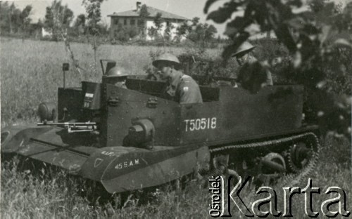 1944, Włochy.
Widoczny brytyjski lekki transporter opancerzony gąsienicowy typu Universal Carrier wyposażony w ciężki karabin wraz z polskimi żołnierzami z 3 DSK.
Fot. NN, zbiory Ośrodka KARTA, udostępniła Magdalena Braun