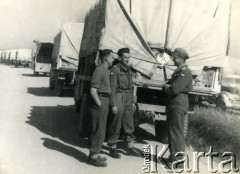 1944, półwysep Apeniński, Włochy.
Widoczny konwój 69 Pułku Pancernego. Z tylu ciężarówki, na pierwszym planie trzej żołnierze.
Fot. NN, zbiory Ośrodka KARTA, udostępniła Magdalena Braun