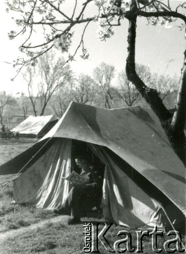 1944, wzgórze Monte Cassino, Włochy.
Żołnierz czytający prasę przd wejściem do jednego z namiotów.
Fot. NN, zbiory Ośrodka KARTA, udostępniła Magdalena Braun