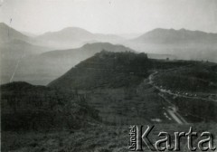 1944, wzgórze Monte Cassino, Włochy
Panorama wzgórz w okolicy miasteczka Cassino po walkach o wzgórze klasztorne, z prawej strony widoczna droga.
Fot. Tadeusz Szumański, zbiory Ośrodka KARTA, udostępniła Magdalena Braun


