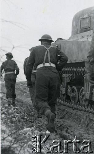1944, prowincja Lucca, Włochy.
Piechota 2 Brygady Pancernej, naprawdopodobniej  – z prawej strony widoczny czołg typu Sherman M4  w trakcie kampanii włoskiej w rejonie Lucca. 
Fot. Tadeusz Szymański,  zbiory Ośrodka KARTA / udostepniła Magdalena Braun