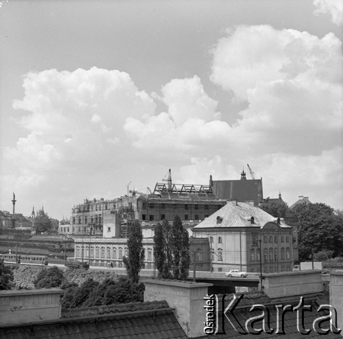 1973, Warszawa, Polska.
Pałac pod Blachą, za nim odbudowywany Zamek Królewski.
Fot. Lubomir T. Winnik, zbiory Ośrodka KARTA