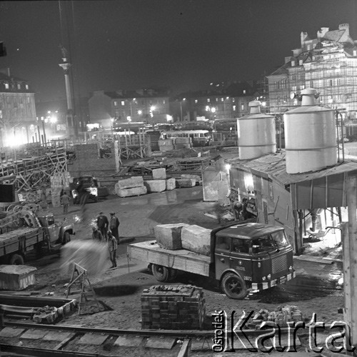 1972, Warszawa, Polska.
Odbudowa Zamku Królewskiego. Transport piaskowca z szydłowieckiego kamieniołomu 