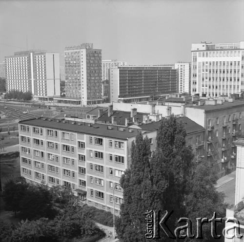 1972, Warszawa, Polska.
Widok od strony ul. Śliskiej na skrzyżowanie ul. Marchlewskiego i ul. Świętokrzyskiej. W głębi po lewej widoczny fragment osiedla Za Żelazną Bramą.
Fot. Lubomir T. Winnik, zbiory Ośrodka KARTA
