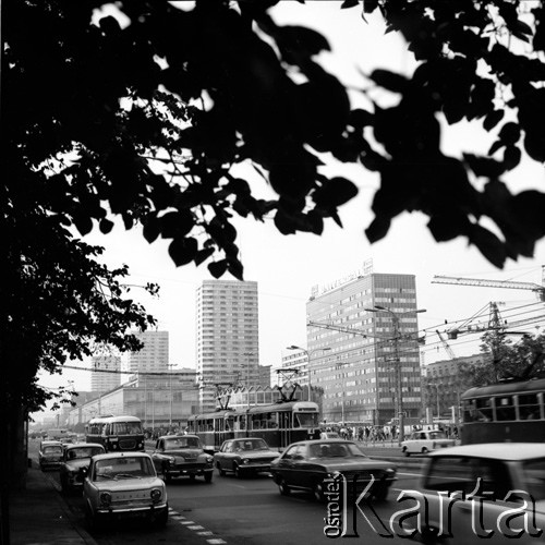 1972, Warszawa, Polska. 
Ul. Marszałkowska, widok na Ścianę Wschodnią.
Fot. Lubomir T. Winnik, zbiory Ośrodka KARTA