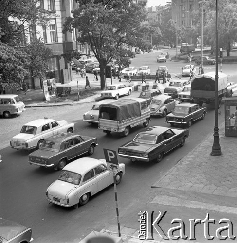 1972, Warszawa, Polska.
Al. 1 Armii Wojska Polskiego dochodząca do Pl. Unii Lubelskiej.
Fot. Lubomir T. Winnik, zbiory Ośrodka KARTA