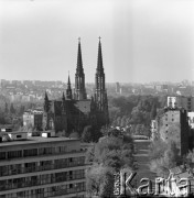 1973, Warszawa, Polska.
Panorama Pragi Północ. Widok na katedrę św. Michała Archanioła i św. Floriana, na pierwszym planie PDT (Powszechny Dom Towarowy) 